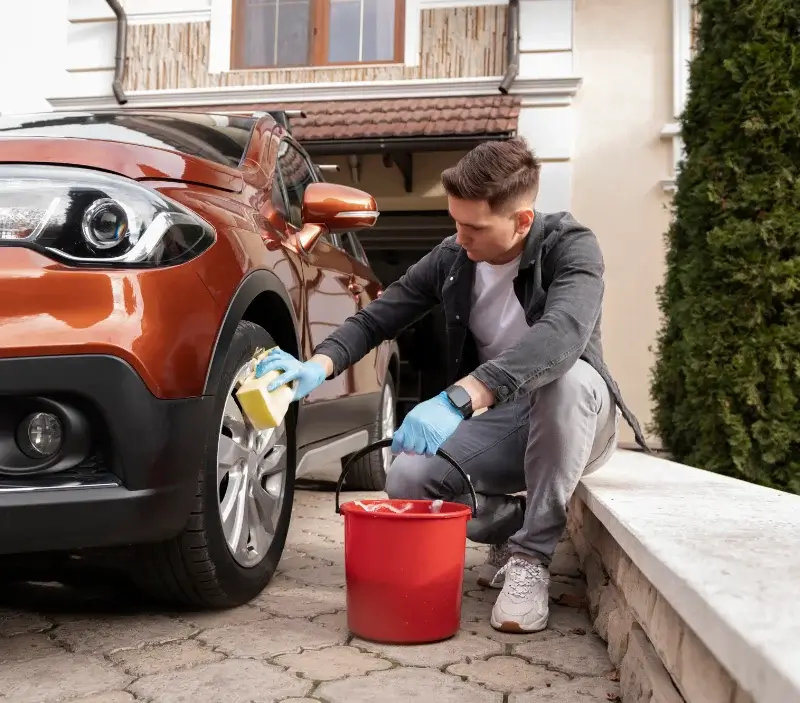 Lavage auto à domicile Mesnil-en-Ouche : professionnel intervenant sur un véhicule